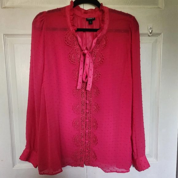 TORRID Chiffon  Clip Dot Ruffle Neck Tie Front Top in Pink Peacock - Size 1 - Picture 4 of 13